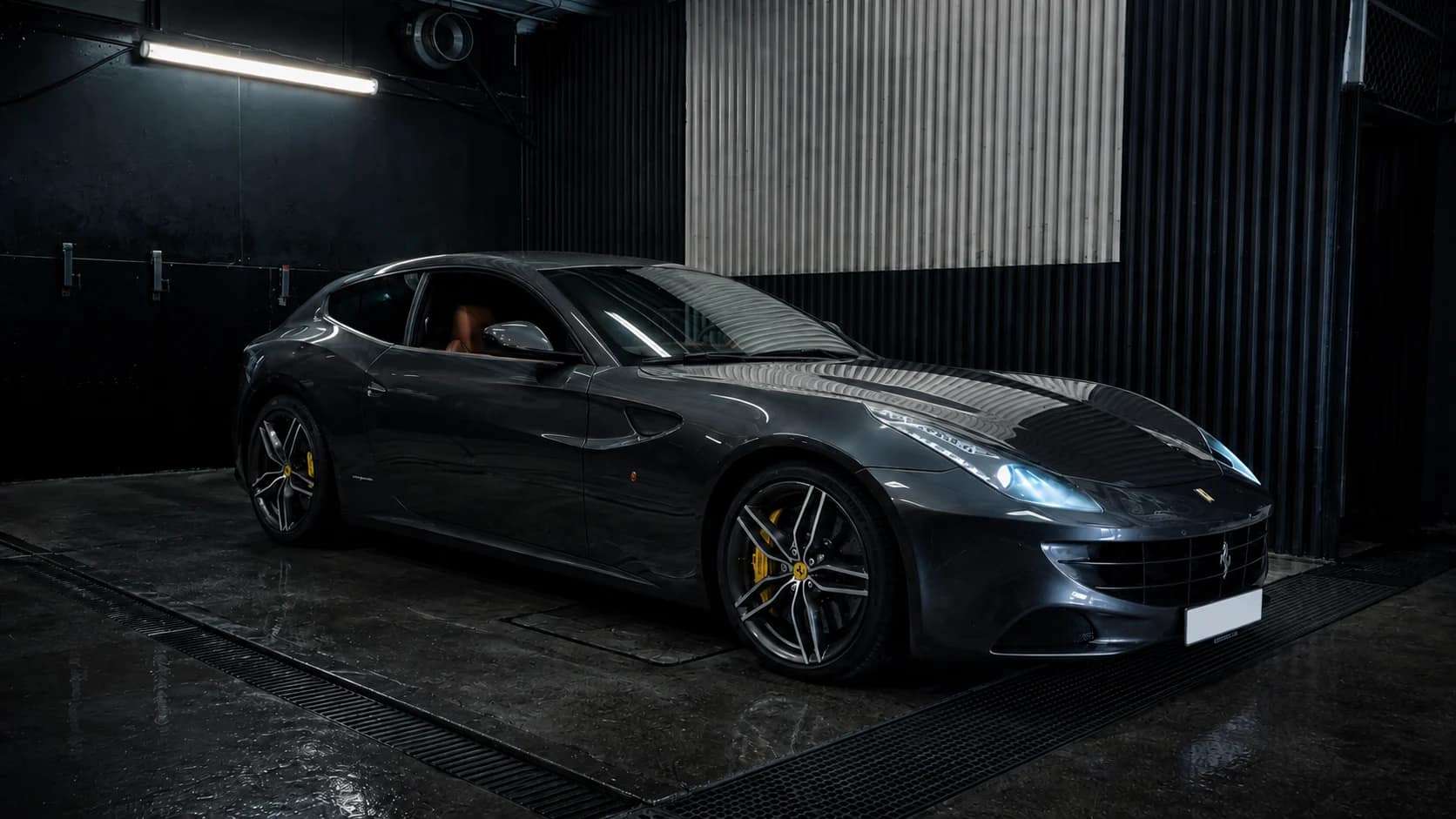 Grå Ferrari FF klargjort og ferdig i verkstedet