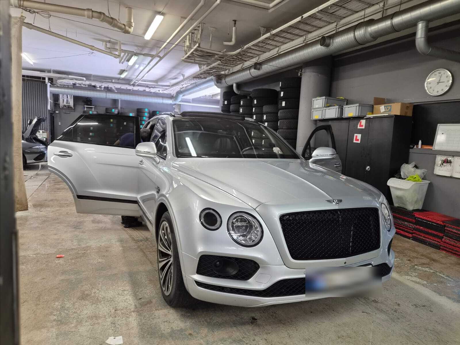 Bentley Bentayga parkert i vaskehallen