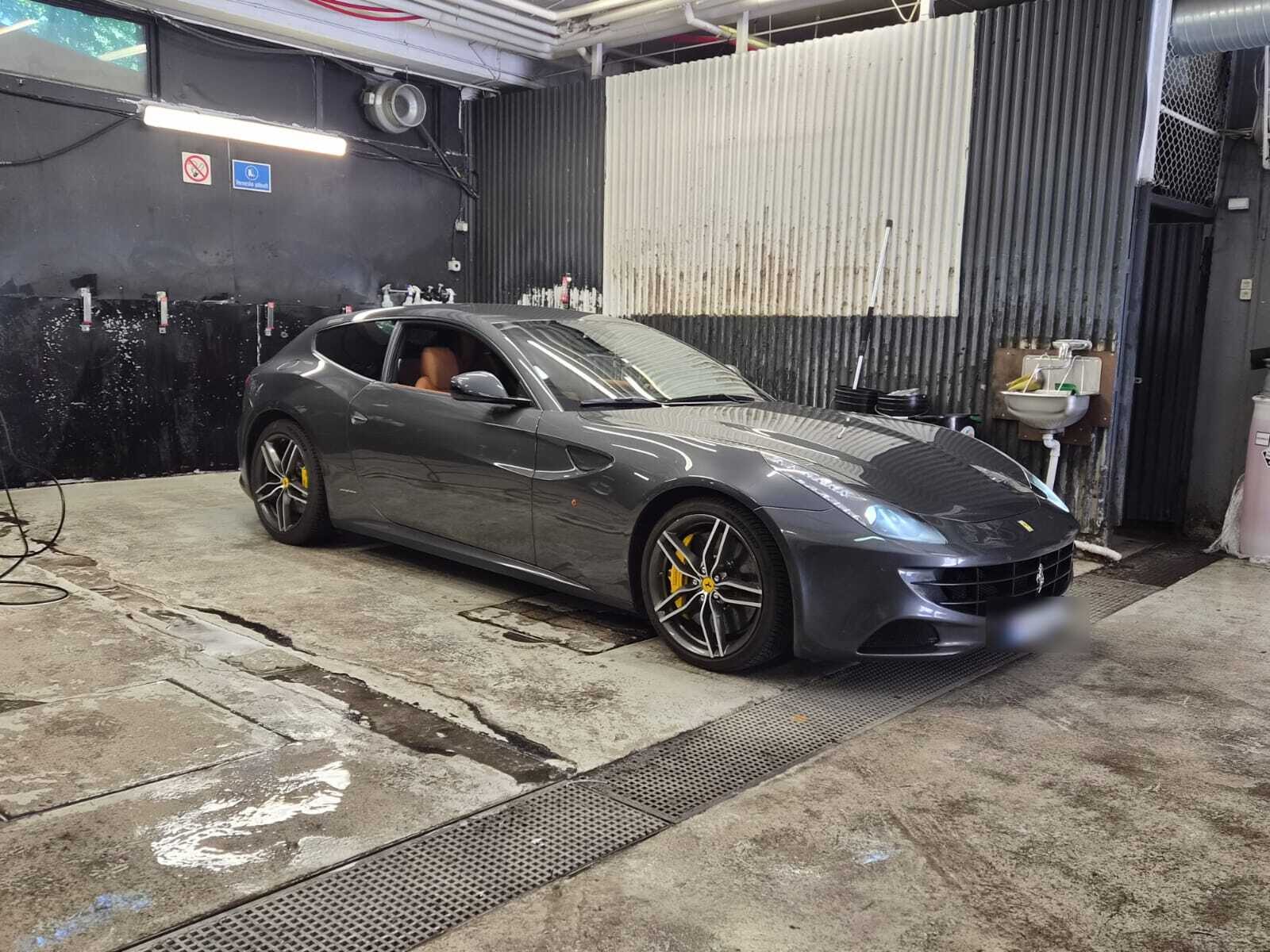 Ferrari FF sett skrått forfra i verkstedet