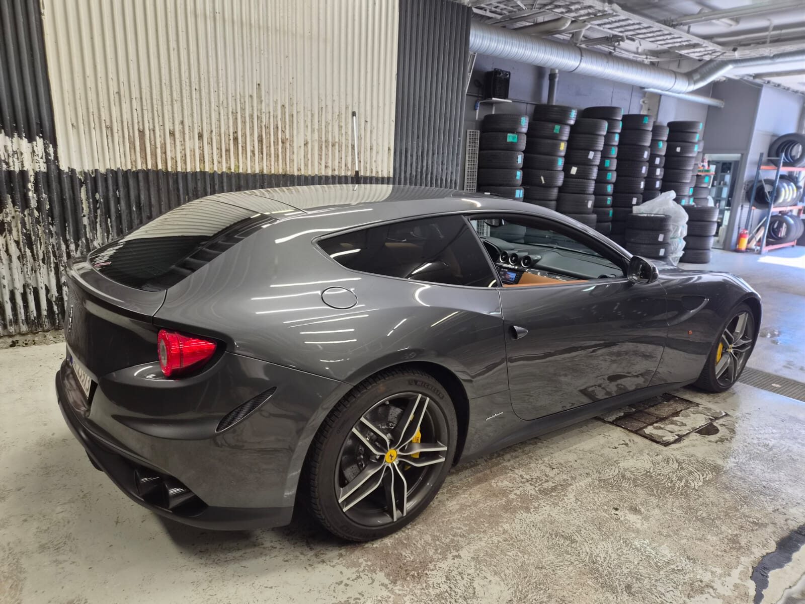 Ferrari FF sett fra siden i verkstedet
