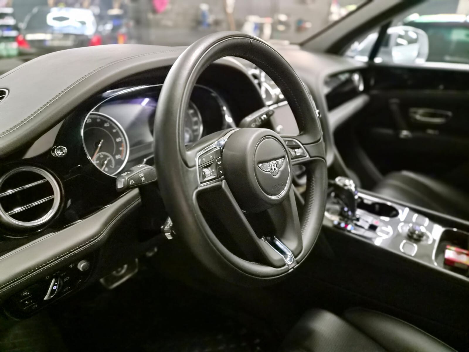 Dashbord og ratt i en Bentley etter innvendig rens