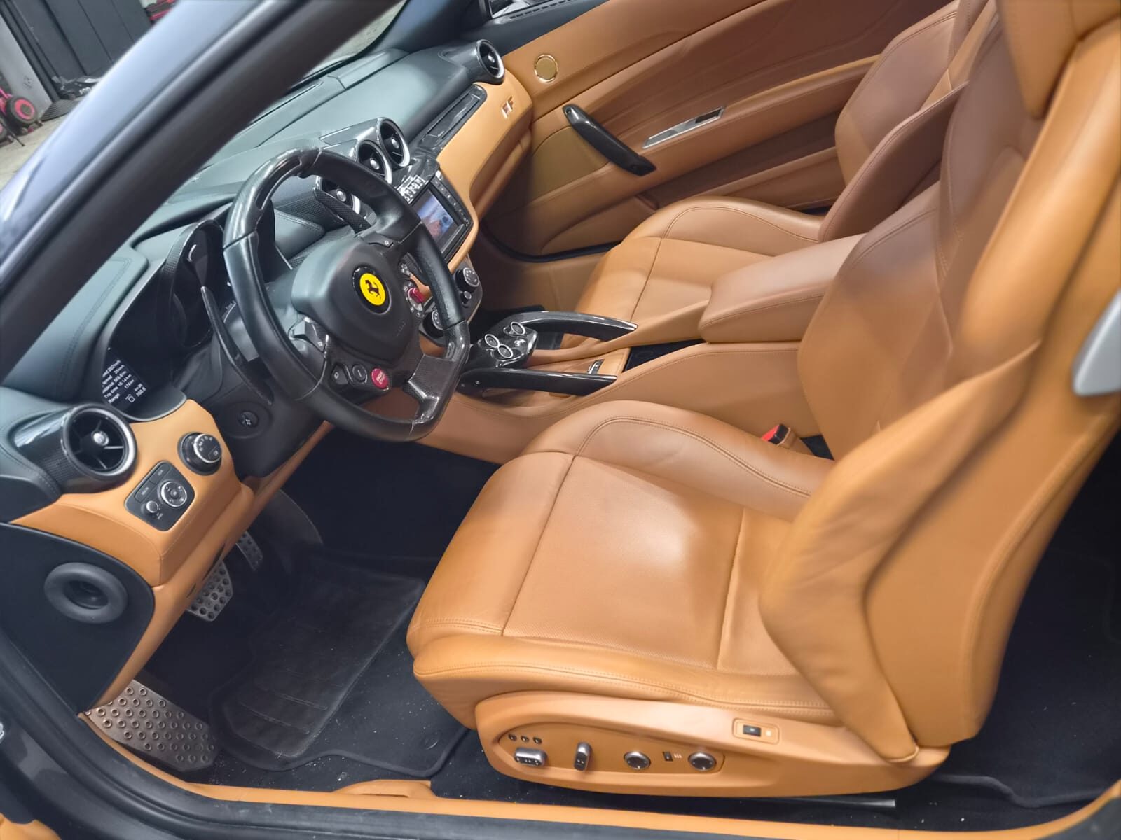 Interiør i Ferrari FF med lyst skinn og rene seter