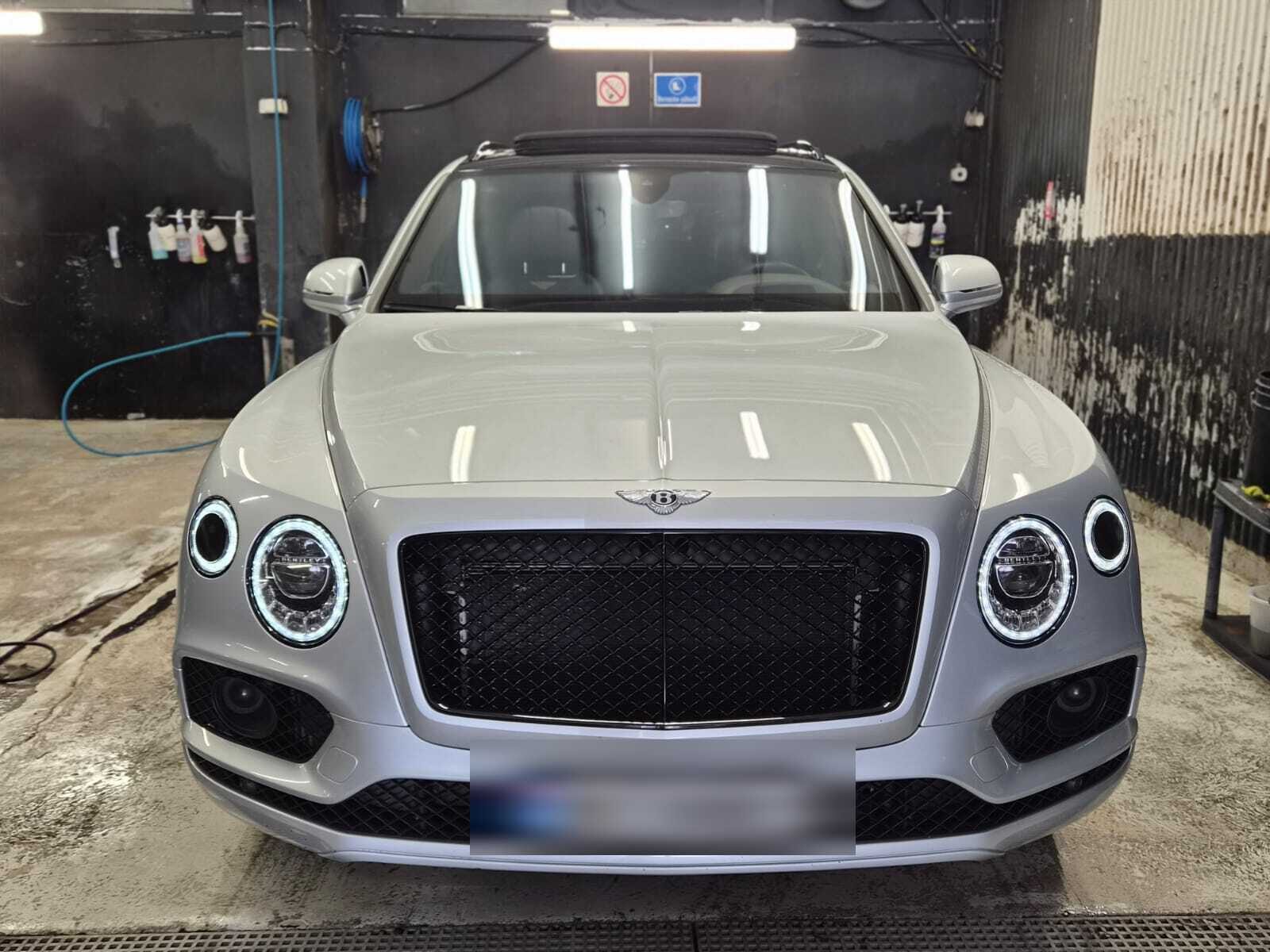 Lys Bentley Bentayga sett forfra i vaskehallen