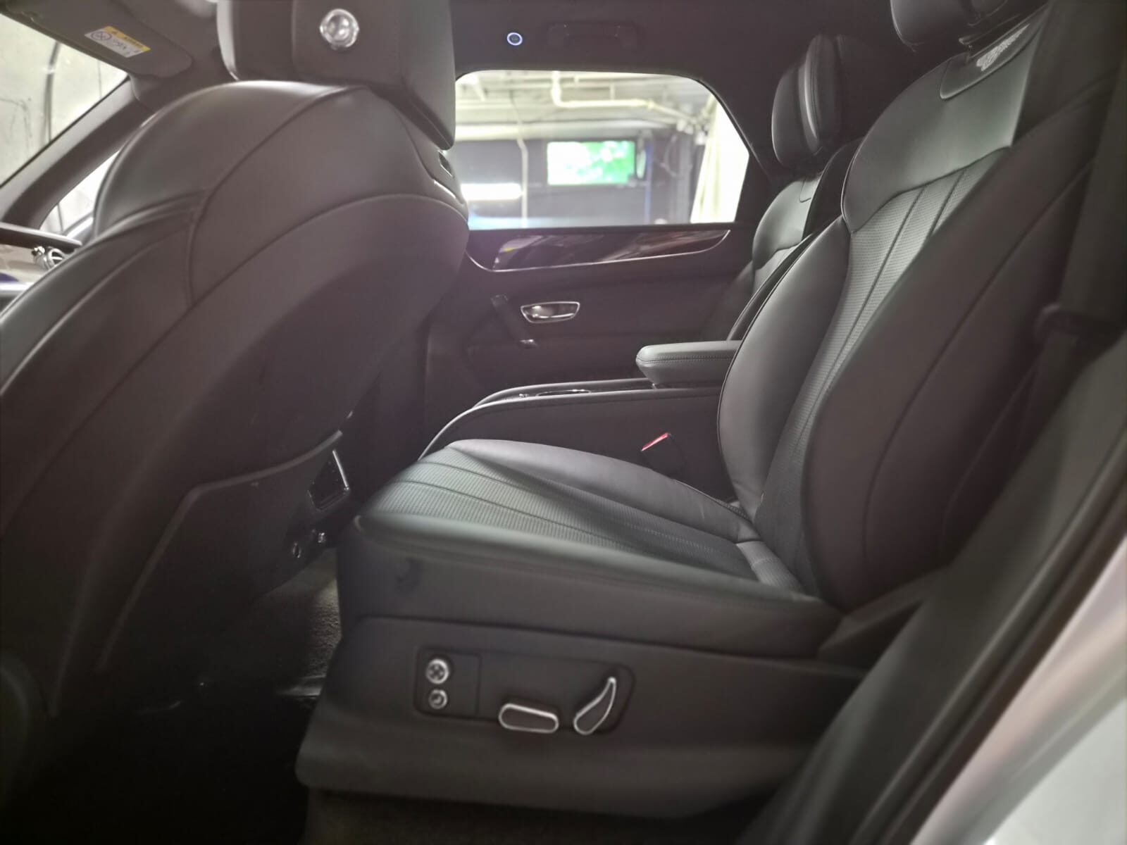 Rengjorte baksetetene i en Bentley